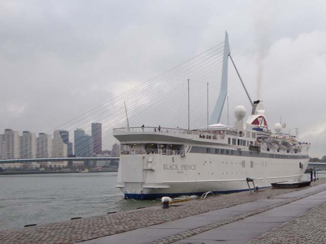 Cruiseschip ms Black Prince van Fred Olsen aan de Cruise Terminal Rotterdam